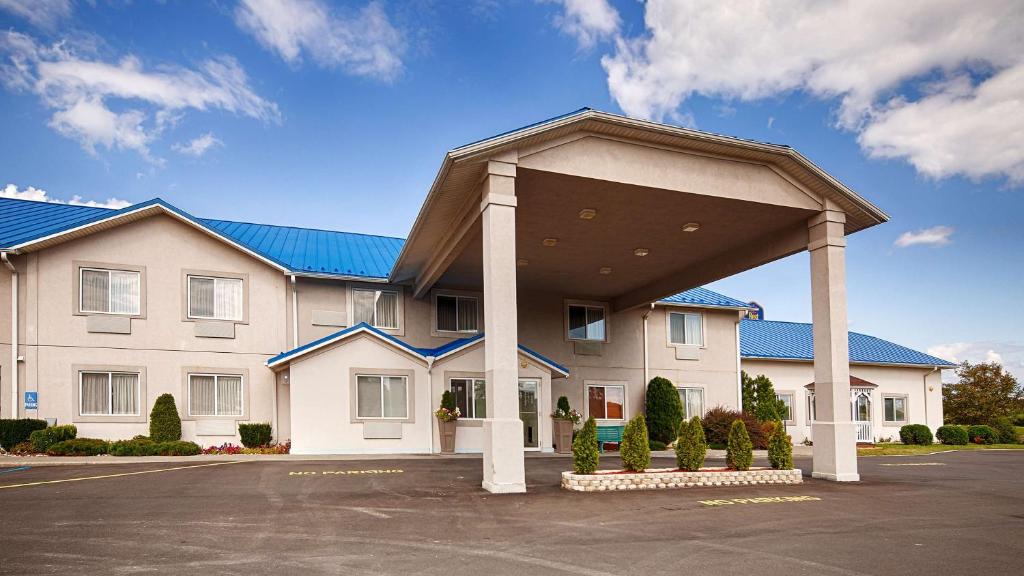 Best Western New Baltimore Inn Main image 1